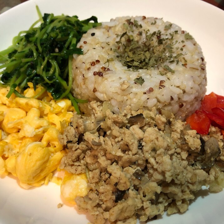 栄養満点カレーそぼろ5色丼